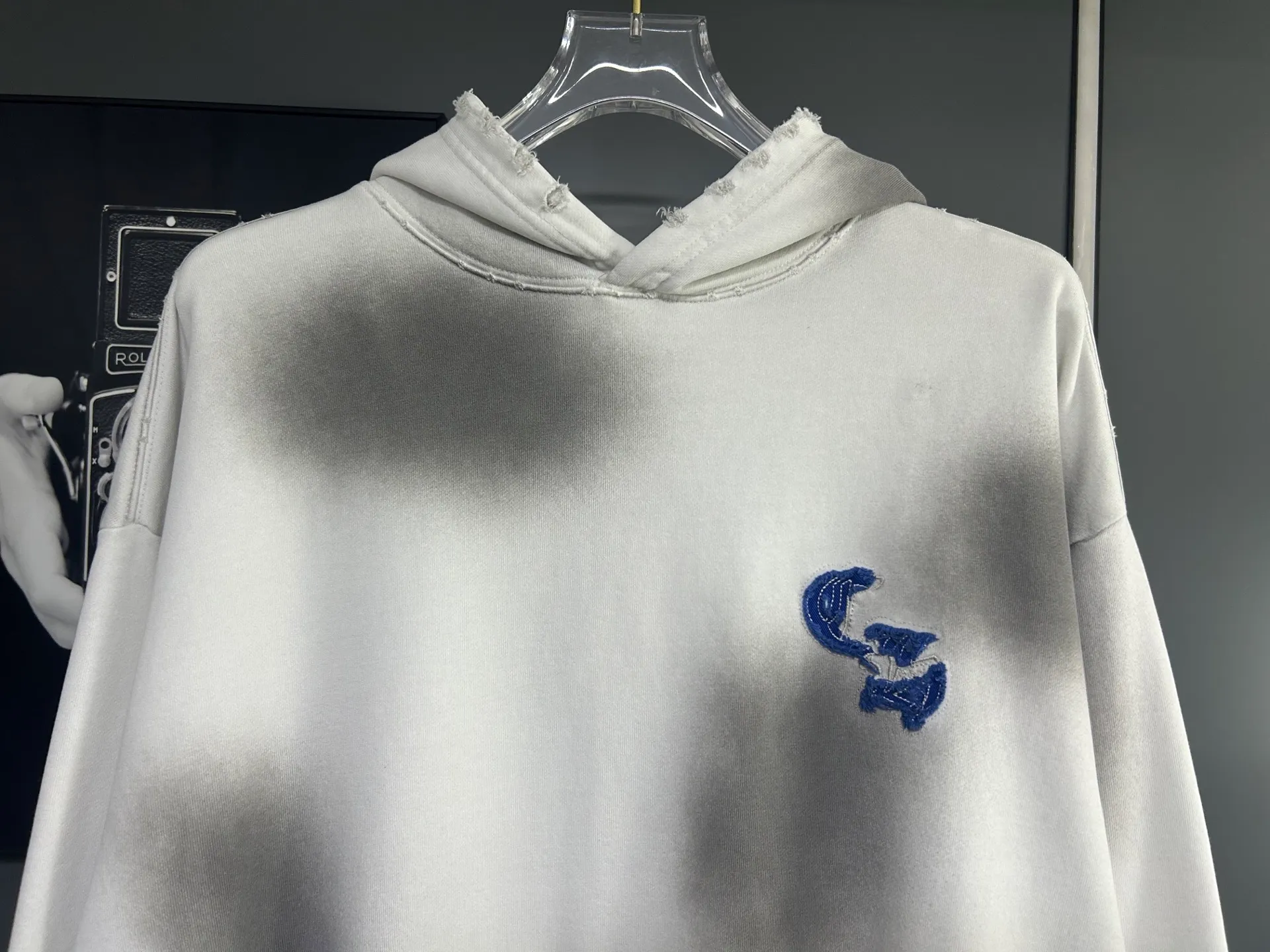 P310 𝗖𝗵𝗿𝗼𝗺𝗲 𝗛𝗲𝗮𝗿𝘁𝘀/Cro Heart 2025 Cross Patch Embroidery Summer New Original Single Counter American Acid Washed Distressed Laser Burnt Patch Embroidery Couple Casual Hooded Sweatshirt 👑The highest version! Customized fabric 440g tripe terry fabric! American acid-washed and distressed original fabric laser burnt ✟appliqué embroidery and exquisite embroidery of letters! The best-selling model at the counter. It is very comfortable to wear. It is low-key yet luxurious. It is very classy when worn. The large size and tailoring are needless to say. The upper body is exquisite and vivid. 👍High-end first-class materials. A truly palace-level product. The cotton from Turkey is of outstanding quality. After heavy washing, the clothes are very soft! Not picky, the upper body is absolutely stylish and extremely luxurious. Auxiliary materials: The original model has been authenticated and labeled ➕100% silk washed with water label. Genuine purchase-grade original hangtag➕matching hanging rope➕3D hanging beads➕original packaging bag. Craftsmanship: The original version has consistent wiring! The highest version of the armhole matching technique! Countless times of pattern making to 100% restore the original appearance! The correct version is the same for men and women, super eye-catching, super good-looking, and super atmospheric! Color: White Black Royal Blue Size, XS S M L